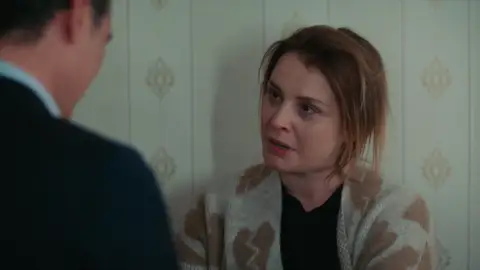 La dolorosa confesión de Gönül: “Le has destrozado la vida a mi hija” Gönül está desolada tras lo ocurrido con Derin y, aunque no sabe si Volkan tiene que ver algo con su desaparición, le reprocha todo lo que su hija ha sufrido por su culpa.