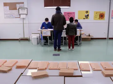 Varias papeletas en un colegio electoral