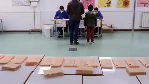 Varias papeletas en un colegio electoral Varias papeletas en un colegio electoral