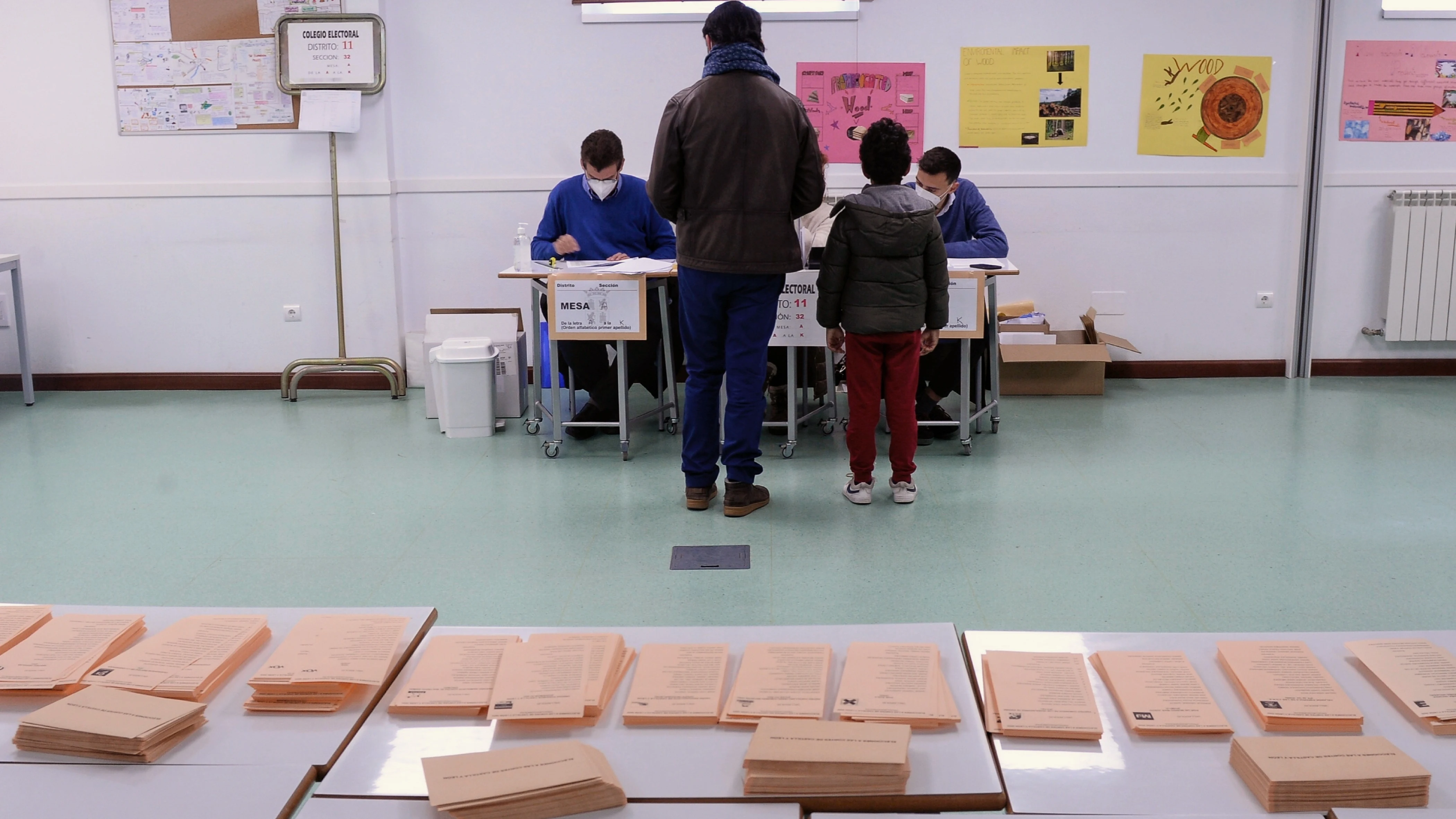 Varias papeletas en un colegio electoral Varias papeletas en un colegio electoral
