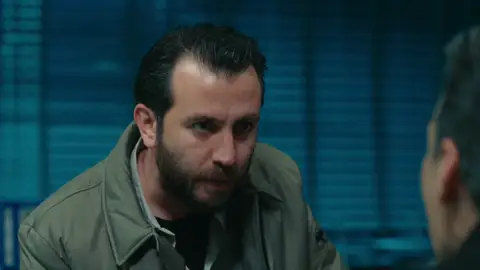 Melih pone contra las cuerdas a Volkan: ¿Dónde está Derin? Melih cada vez tiene más claro que Volkan es responsable de la desaparición de su sobrina.