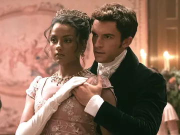 Simone Ashley y Jonathan Bailey en 'Los Bridgerton' Simone Ashley y Jonathan Bailey en 'Los Bridgerton'