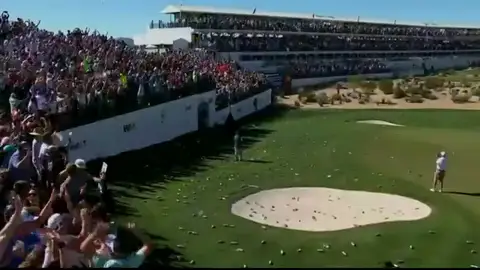 Lluvia de cerveza en el hoyo 16 de Phoenix Lluvia de cerveza en el hoyo 16 de Phoenix