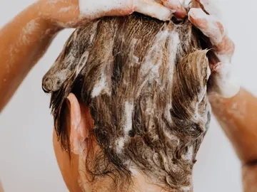 Chica lavándose el pelo. Chica lavándose el pelo.