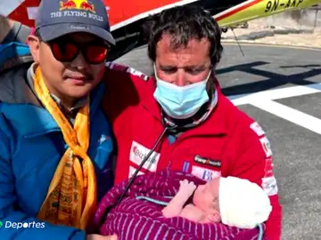 Alex Txikon hace de matrona en su despedida de Nepal tras no poder ascender al Manaslu Alex Txikon hace de matrona en su despedida de Nepal tras no poder ascender al Manaslu