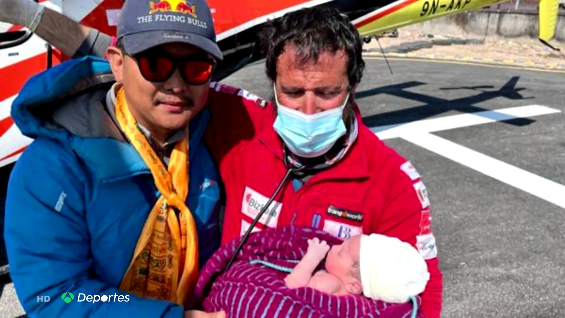Alex Txikon hace de matrona en su despedida de Nepal tras no poder ascender al Manaslu Alex Txikon hace de matrona en su despedida de Nepal tras no poder ascender al Manaslu