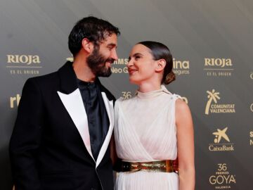 Los actores Álex García y Verónica Echegui posan en la alfombra roja durante la 36 edición de los Premios Goya que tiene lugar este sábado en el Palau de les Arts de Valencia