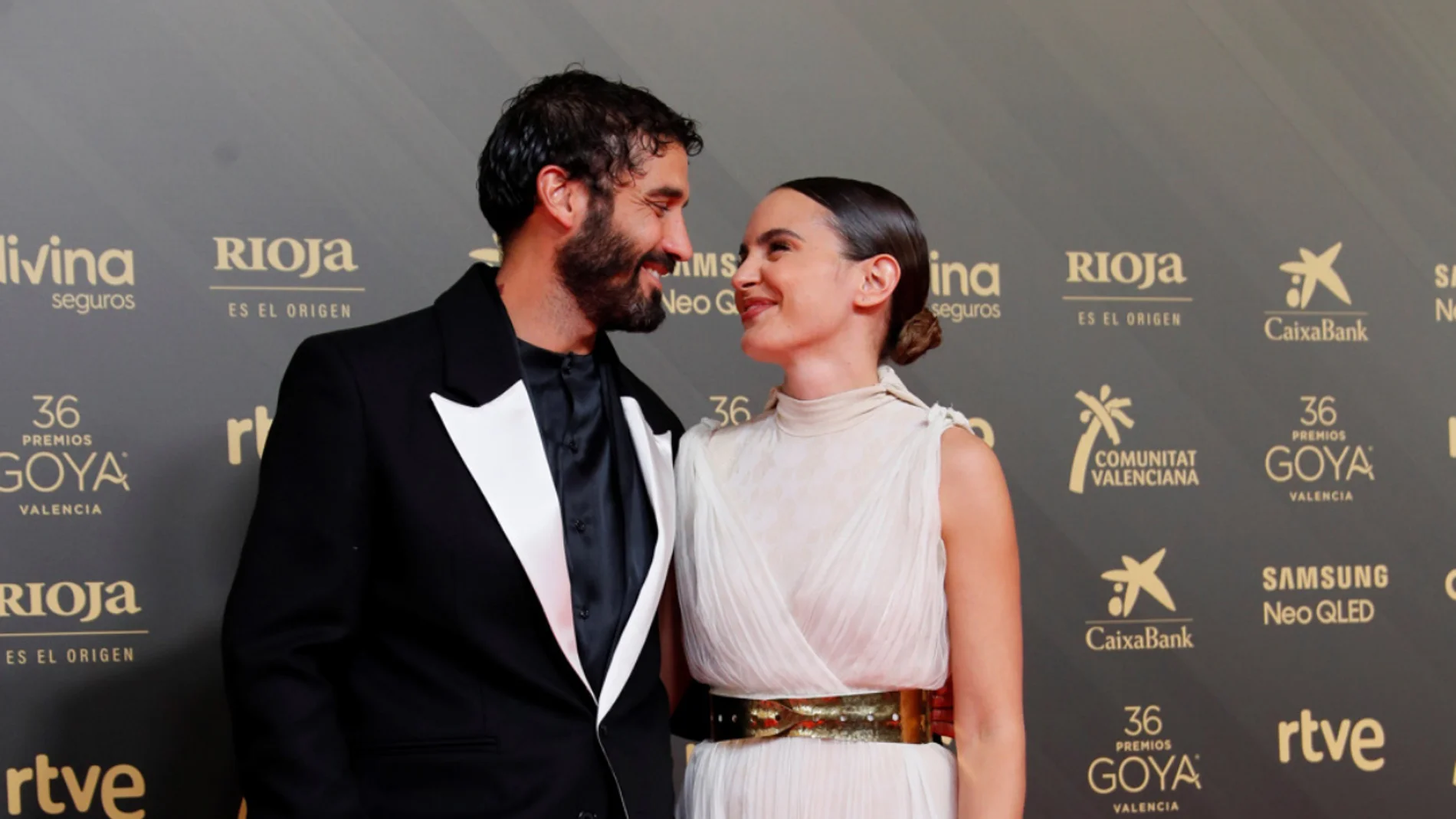  Los actores Álex García y Verónica Echegui posan en la alfombra roja durante la 36 edición de los Premios Goya que tiene lugar este sábado en el Palau de les Arts de Valencia