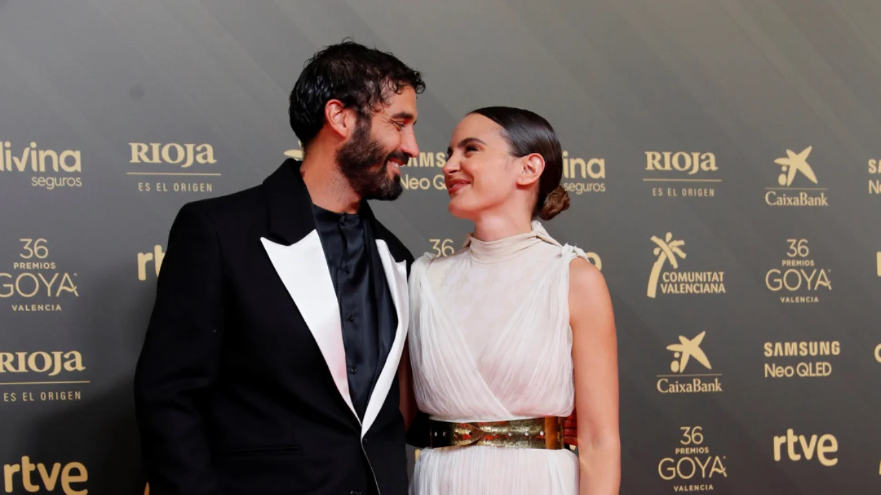 Los actores Álex García y Verónica Echegui posan en la alfombra roja durante la 36 edición de los Premios Goya que tiene lugar este sábado en el Palau de les Arts de Valencia Los actores Álex García y Verónica Echegui posan en la alfombra roja durante la 36 edición de los Premios Goya que tiene lugar este sábado en el Palau de les Arts de Valencia