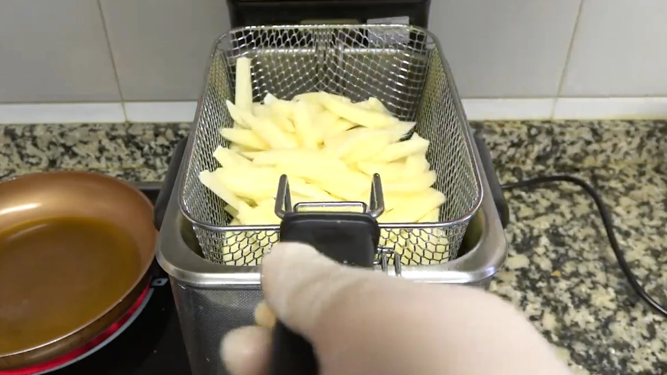 Fre&iacute;r patatas