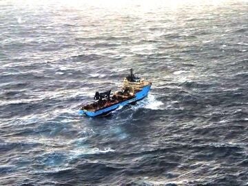 Archivo | Un barco realiza labores de rescate frente a las costas de Terranova