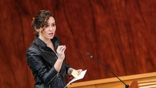 La presidenta de la Comunidad de Madrid, Isabel D&iacute;az Ayuso, interviene durante el pleno de la Asamblea de Madrid este jueves