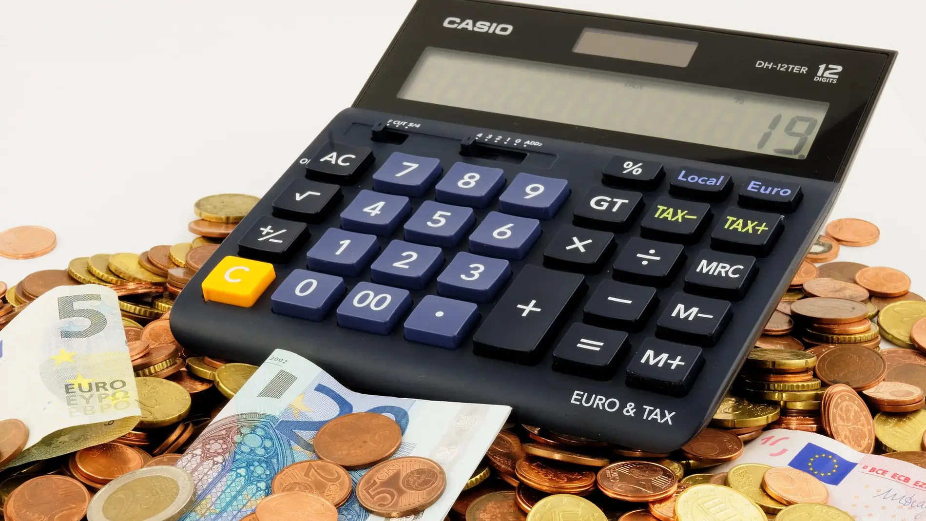 Recuento de dinero con una calculadora.