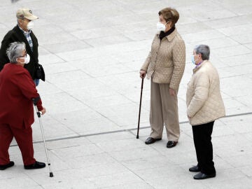 Un grupo de personas mayores hablan en Bilbao