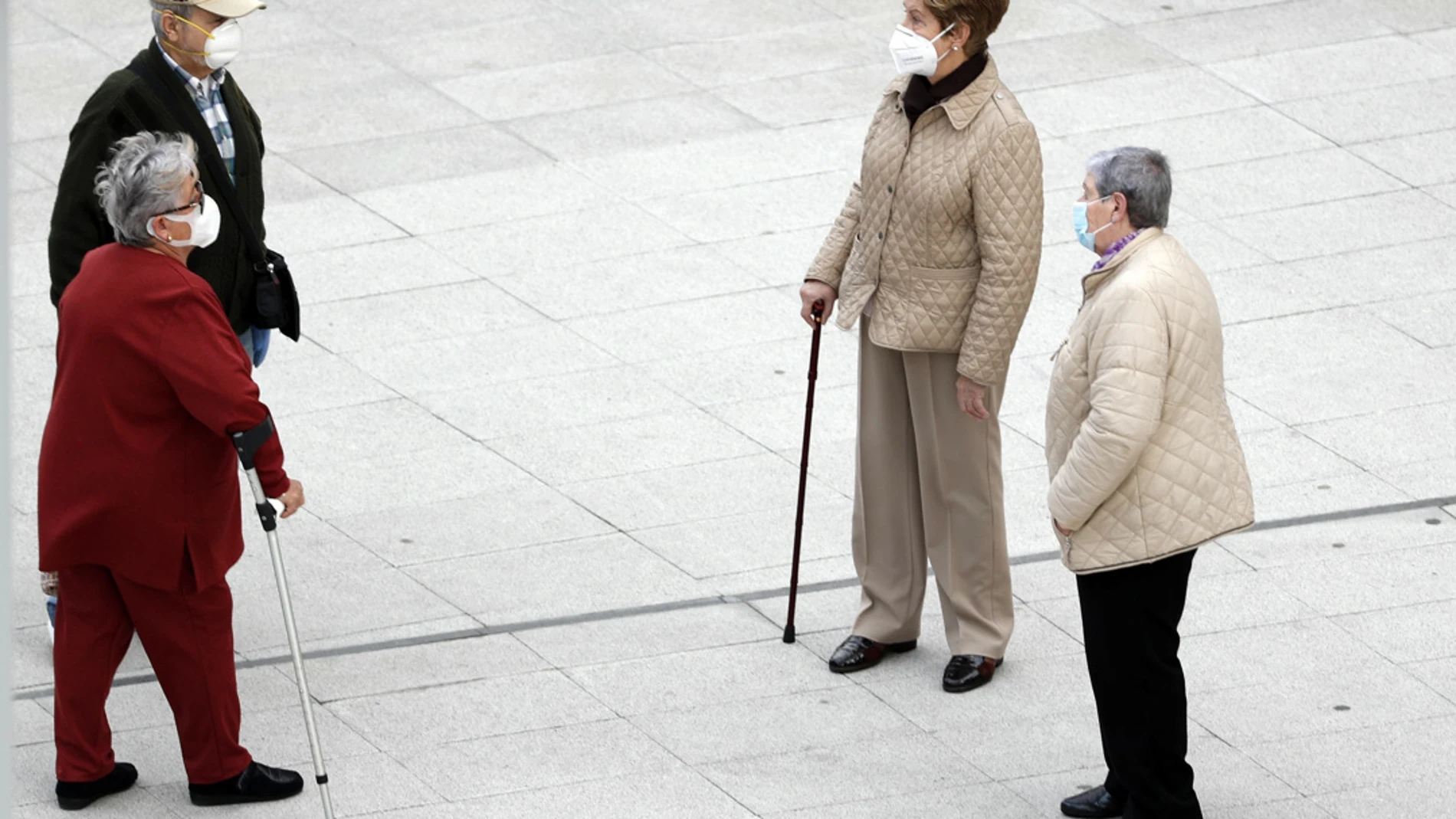 Un grupo de personas mayores hablan en Bilbao