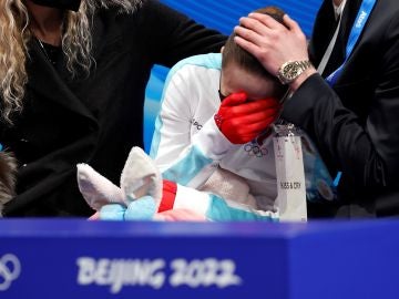Valieva, positivo en dopaje, se hunde por la presión y termina llorando al terminar fuera del podio