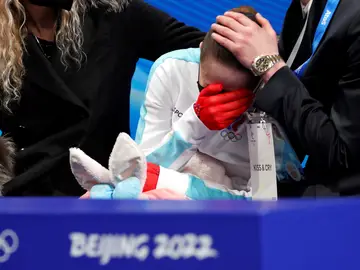 Valieva, positivo en dopaje, se hunde por la presión y termina llorando al terminar fuera del podio Valieva, positivo en dopaje, se hunde por la presión y termina llorando al terminar fuera del podio