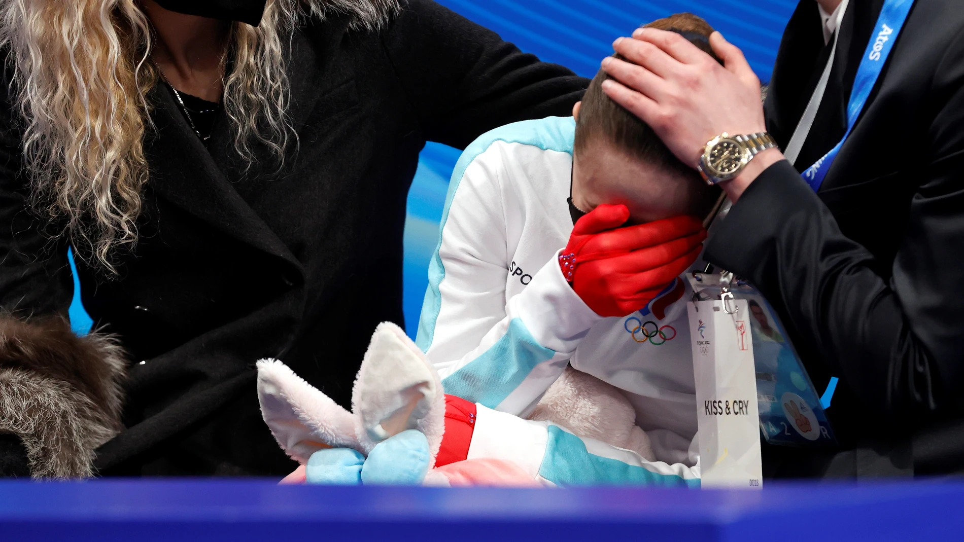 Valieva, positivo en dopaje, se hunde por la presión y termina llorando al terminar fuera del podio