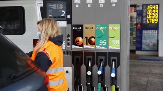 Una empleada de una gasolinera, surte combustible a un veh&iacute;culo, en una imagen de archivo.