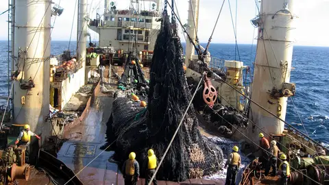 Un barco de pesca en una imagen de archivo Un barco de pesca en una imagen de archivo