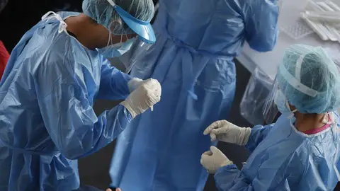 Personal médico realizando pruebas para detectar la Covid Personal médico realizando pruebas para detectar la Covid