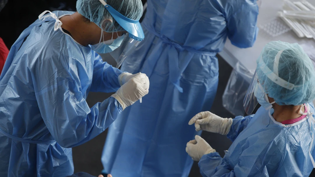 Personal m&eacute;dico realizando pruebas para detectar la Covid