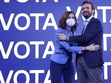l presidente del PP, Pablo Casado junto a la presidenta de la Comunidad de Madrid, Isabel Díaz Ayuso, se saludan en el acto de cierre de campaña a la presidencia de la presidencia de la Junta de Castilla y León