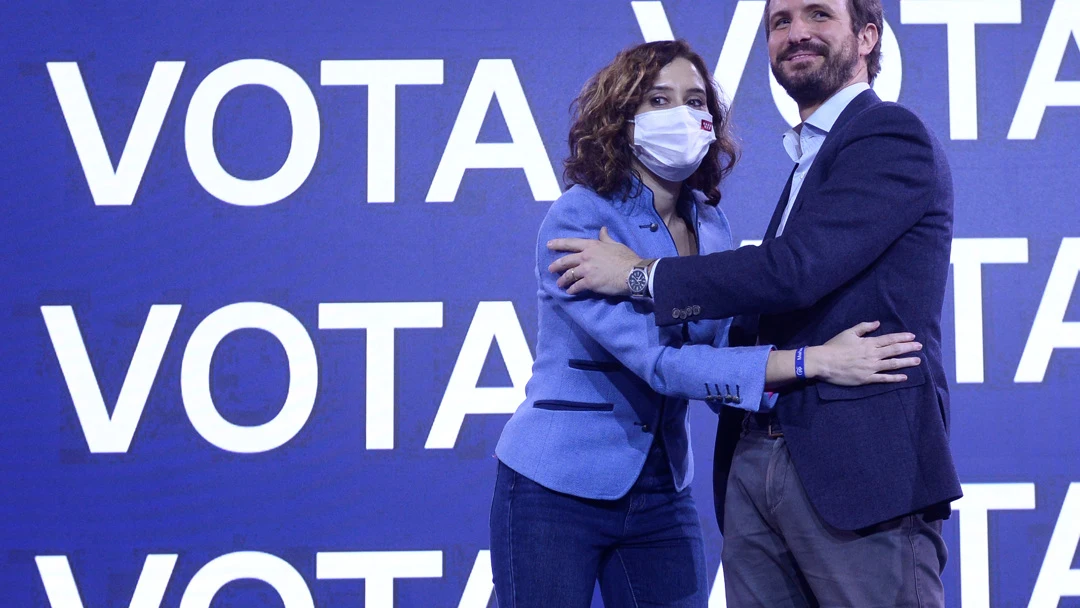 l presidente del PP, Pablo Casado junto a la presidenta de la Comunidad de Madrid, Isabel Díaz Ayuso, se saludan en el acto de cierre de campaña a la presidencia de la presidencia de la Junta de Castilla y León l presidente del PP, Pablo Casado junto a la presidenta de la Comunidad de Madrid, Isabel Díaz Ayuso, se saludan en el acto de cierre de campaña a la presidencia de la presidencia de la Junta de Castilla y León