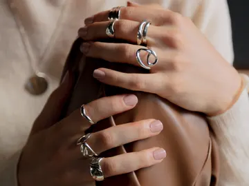 Mano con joyería Mano con joyería