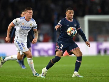 Mbappé controla un balón en la eliminatoria ante el Real Madrid