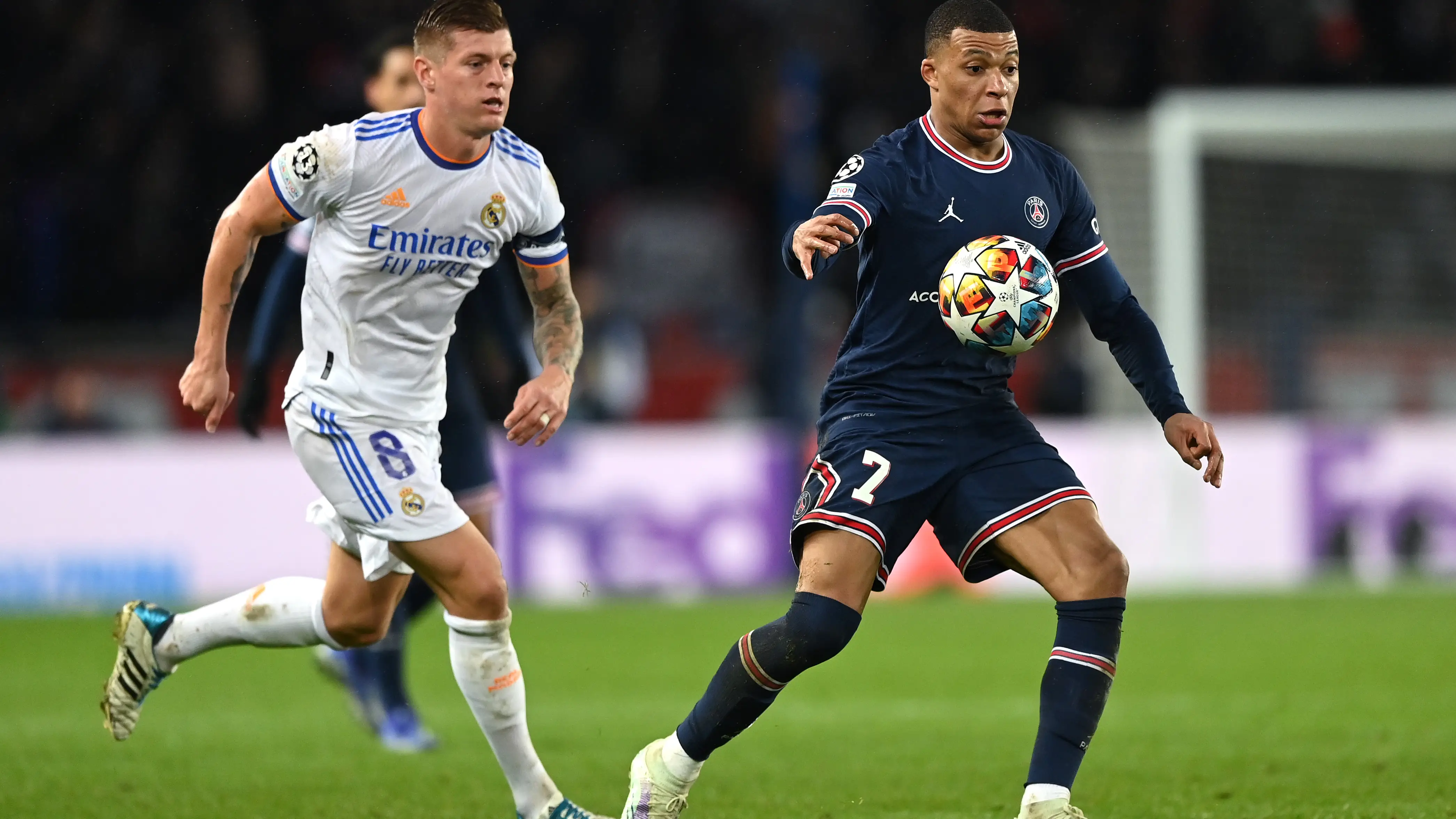 Mbappé controla un balón en la eliminatoria ante el Real Madrid Mbappé controla un balón en la eliminatoria ante el Real Madrid