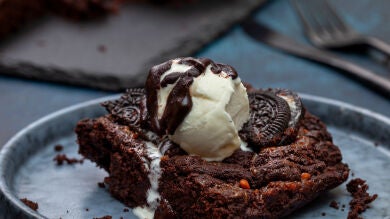 Brownie de chocolate con galletas tipo oreo, la receta paso a paso