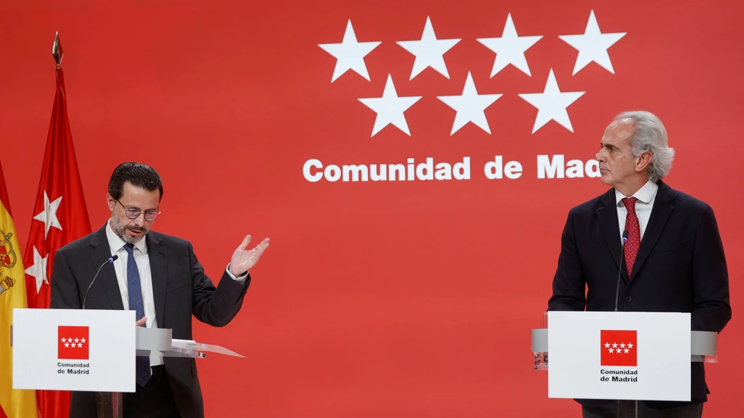 El consejero de Sanidad, Enrique Ruiz Escudero (d), acompañado por su homólogo de Hacienda, Javier Fernández Lasquetty (i), durante la rueda de prensa ofrecida este viernes en la Real Casa de Correos donde ha defendido la "legalidad" de todos los contratos de emergencia del Ejecutivo regional El consejero de Sanidad, Enrique Ruiz Escudero (d), acompañado por su homólogo de Hacienda, Javier Fernández Lasquetty (i), durante la rueda de prensa ofrecida este viernes en la Real Casa de Correos donde ha defendido la "legalidad" de todos los contratos de emergencia del Ejecutivo regional