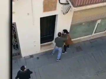 Un hombre golpea a su expareja en medio de la calle