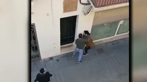 Un hombre golpea a su expareja en medio de la calle Un hombre golpea a su expareja en medio de la calle