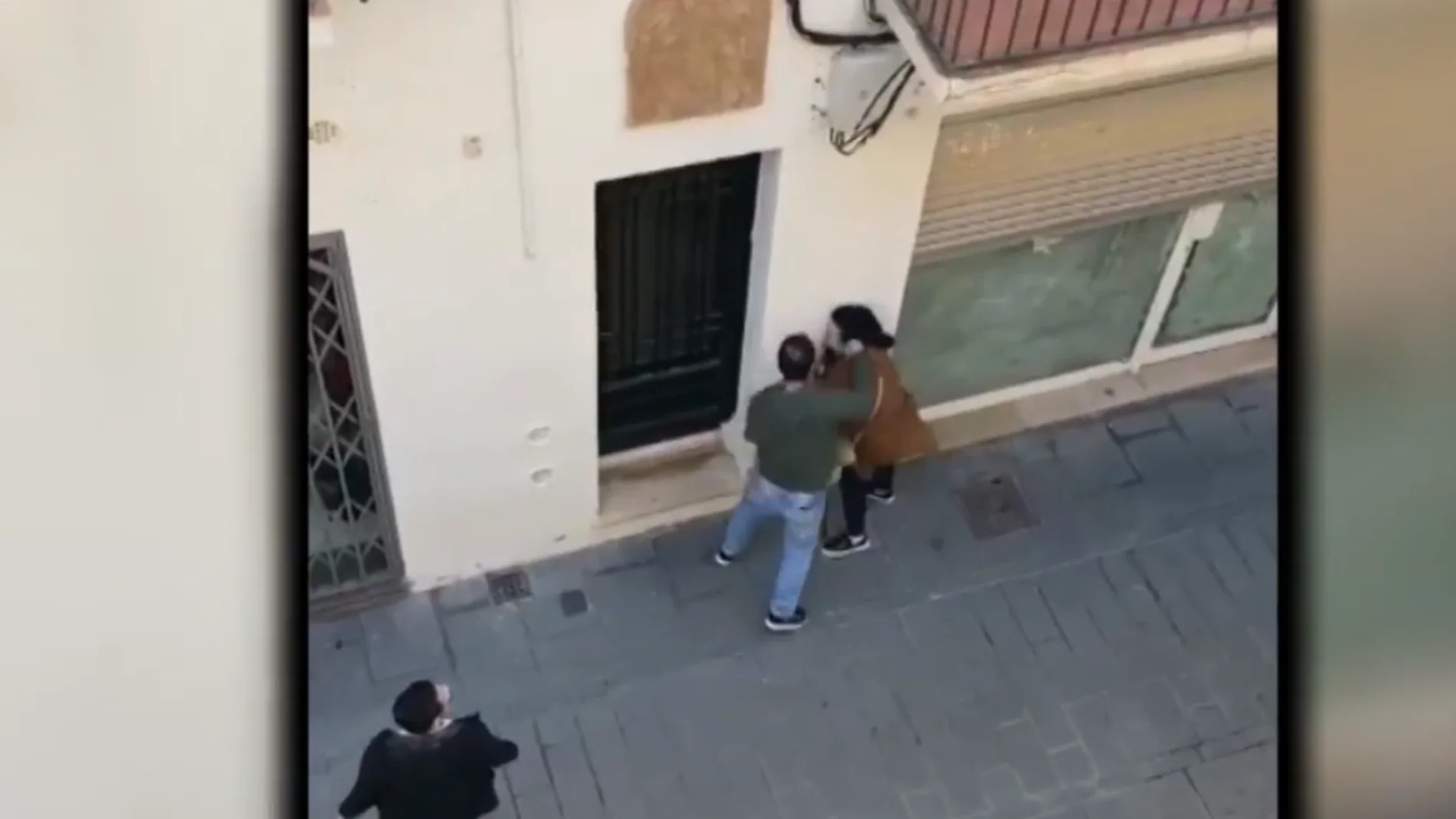 Un hombre golpea a su expareja en medio de la calle