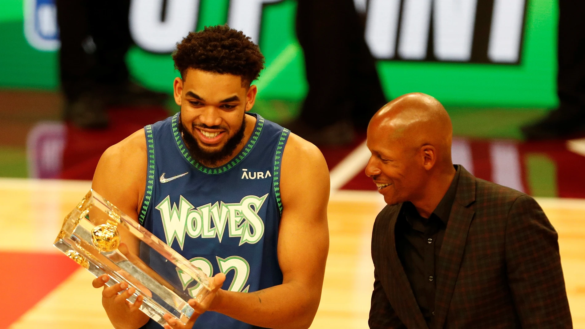 Karl Anthony Towns hace historia al ser el primer pívot en ganar el concurso de triples del All Star de la NBA Karl Anthony Towns hace historia al ser el primer pívot en ganar el concurso de triples del All Star de la NBA