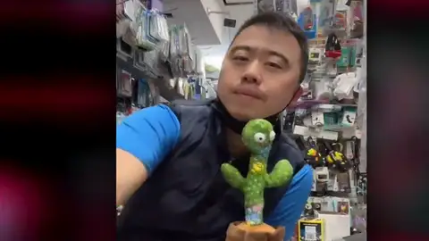 Jian Li, 'el chinito de Huelva' que revoluciona las redes con los productos de su bazar Jian Li, 'el chinito de Huelva' que revoluciona las redes con los productos de su bazar