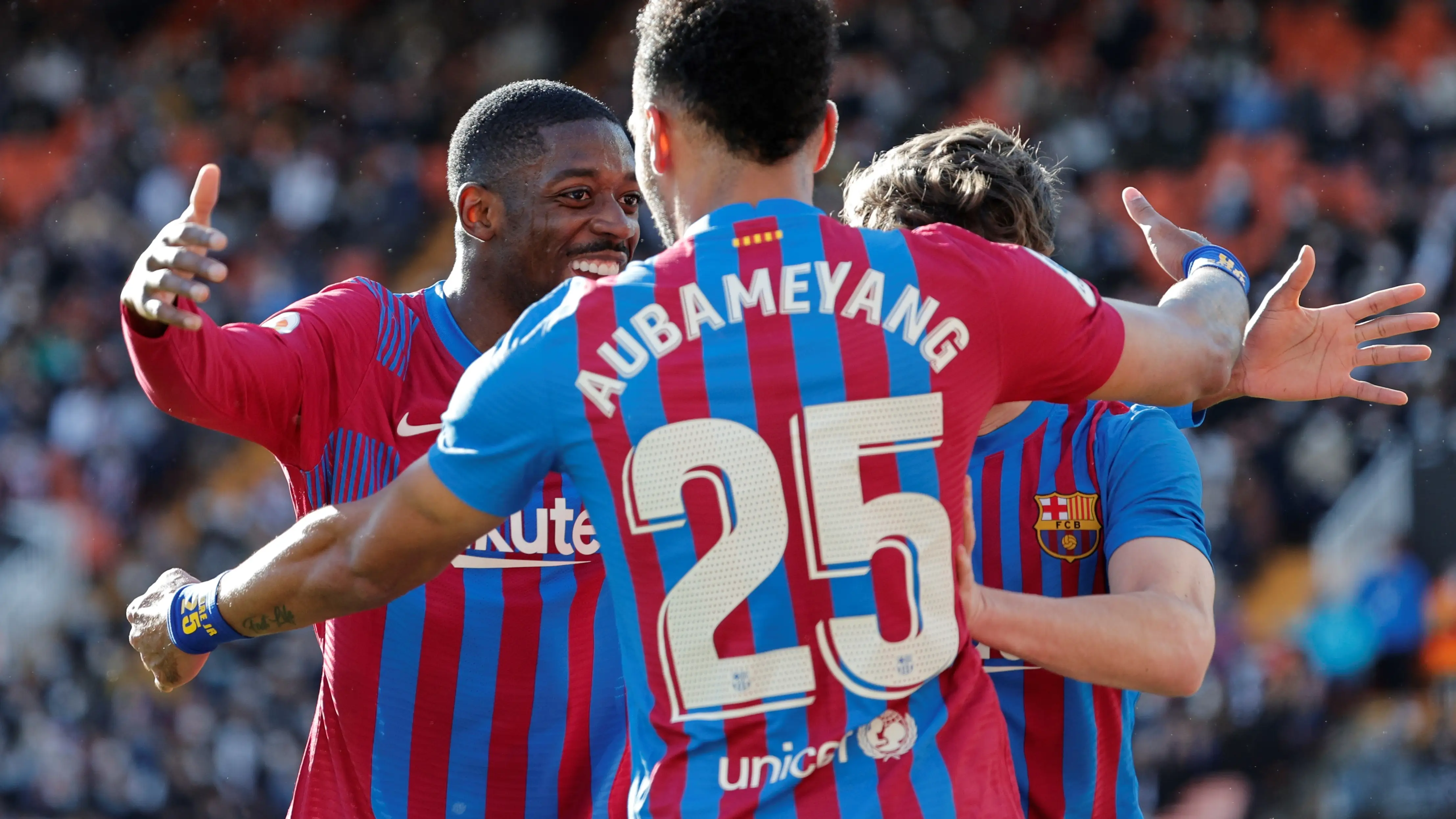 El Barcelona golea al Valencia con un doblete de Aubameyang y crece en la Liga El Barcelona golea al Valencia con un doblete de Aubameyang y crece en la Liga