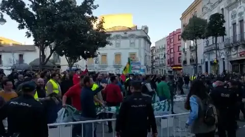 Agricultores extremeños protestan por los precios en Don Benito Agricultores extremeños protestan por los precios en Don Benito