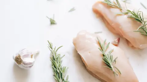 Antes de rebozar la pechuga de pollo es importante aliñarla bien. Antes de rebozar la pechuga de pollo es importante aliñarla bien.