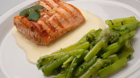 El recetón de Arguiñano: salmón al limón con borraja El recetón de Arguiñano: salmón al limón con borraja