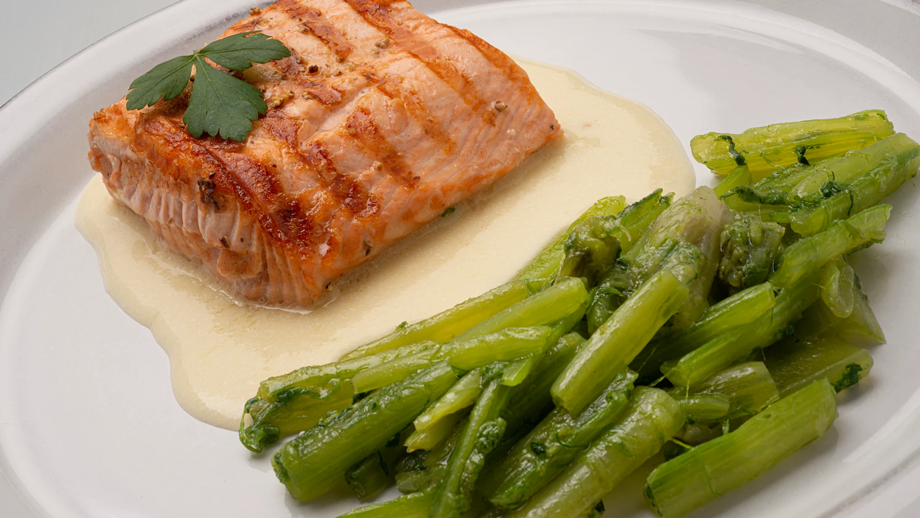 El recetón de Arguiñano: salmón al limón con borraja El recetón de Arguiñano: salmón al limón con borraja
