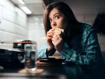 Estas son las razones psicológicas por las que estás comiendo de más Estas son las razones psicológicas por las que estás comiendo de más