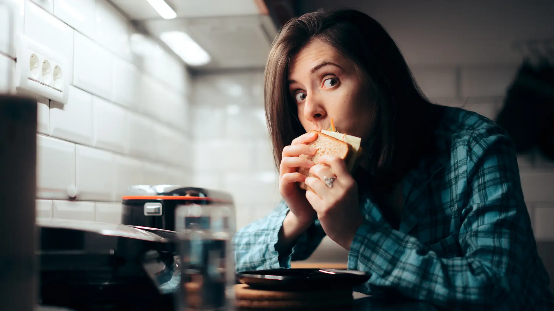 Estas son las razones psicológicas por las que estás comiendo de más 