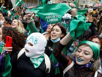  Mujeres celebran la decisión de la Corte Constitucional de aprobar la despenalización parcial del aborto