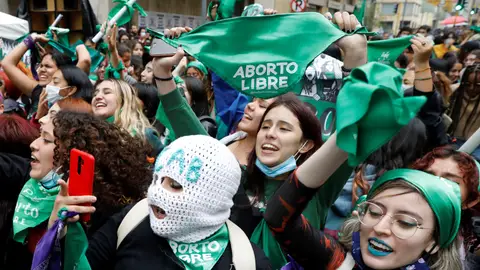 Mujeres celebran la decisión de la Corte Constitucional de aprobar la despenalización parcial del aborto Mujeres celebran la decisión de la Corte Constitucional de aprobar la despenalización parcial del aborto