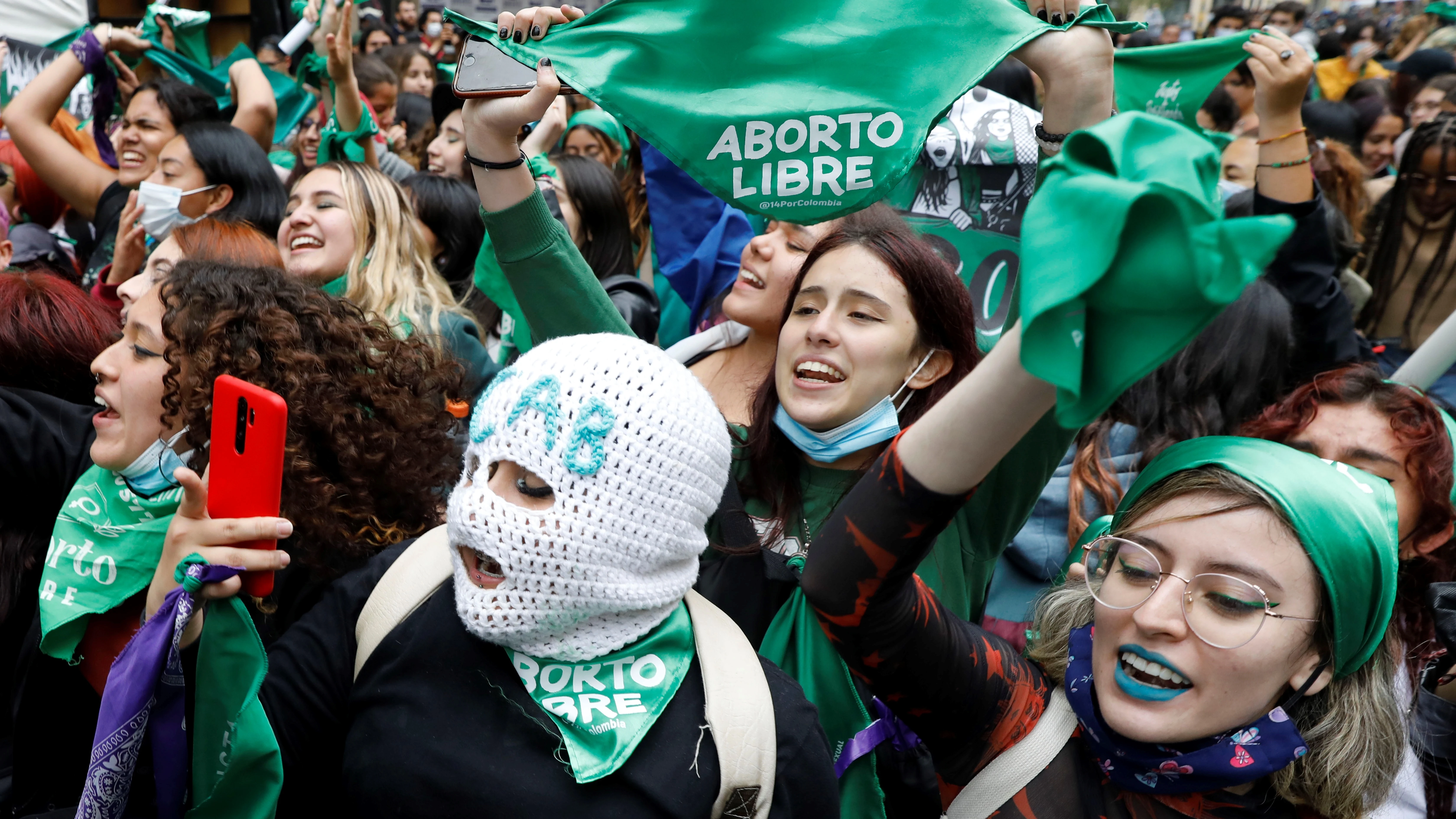Mujeres celebran la decisión de la Corte Constitucional de aprobar la despenalización parcial del aborto Mujeres celebran la decisión de la Corte Constitucional de aprobar la despenalización parcial del aborto