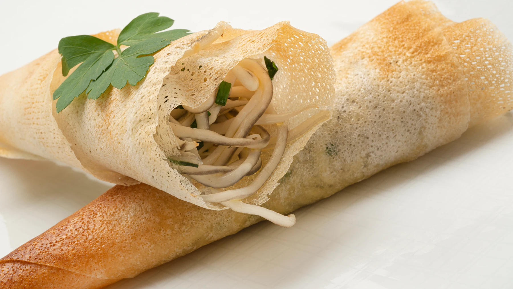 Un gran aperitivo de Argui&ntilde;ano: rollitos crujientes de gulas