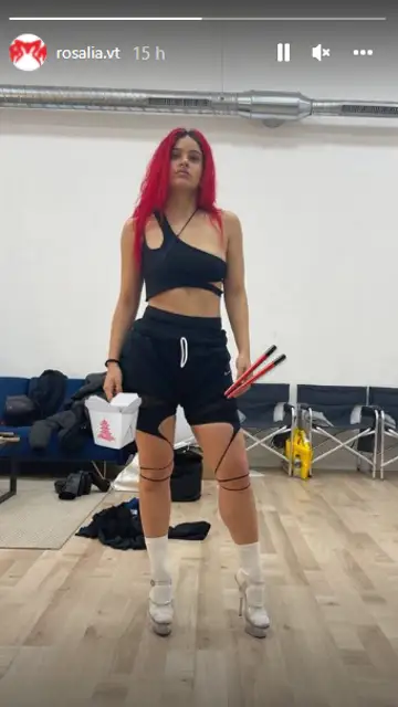 Rosalía posa con su pelo nuevo Rosalía posa con su pelo nuevo